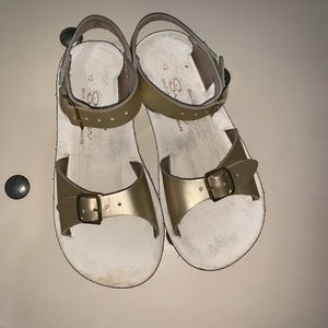Girls Gold Leather Saltwater Sandals•Size 12